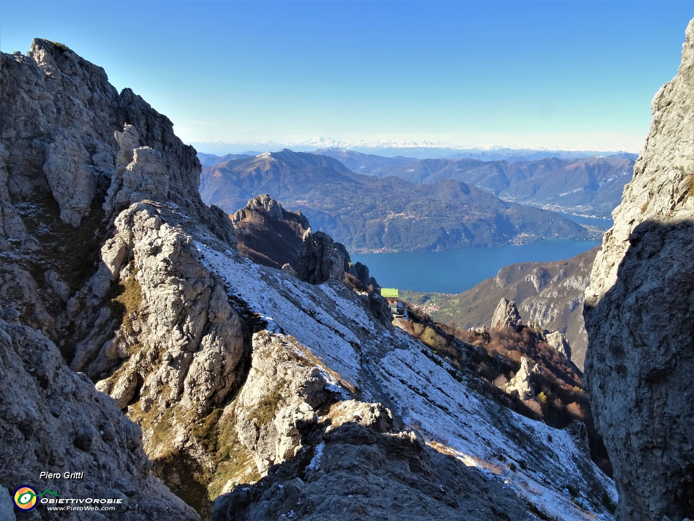 48 In salita verso il Colle Garibaldi sguardo indietro verso il Rif. Rosalba.JPG